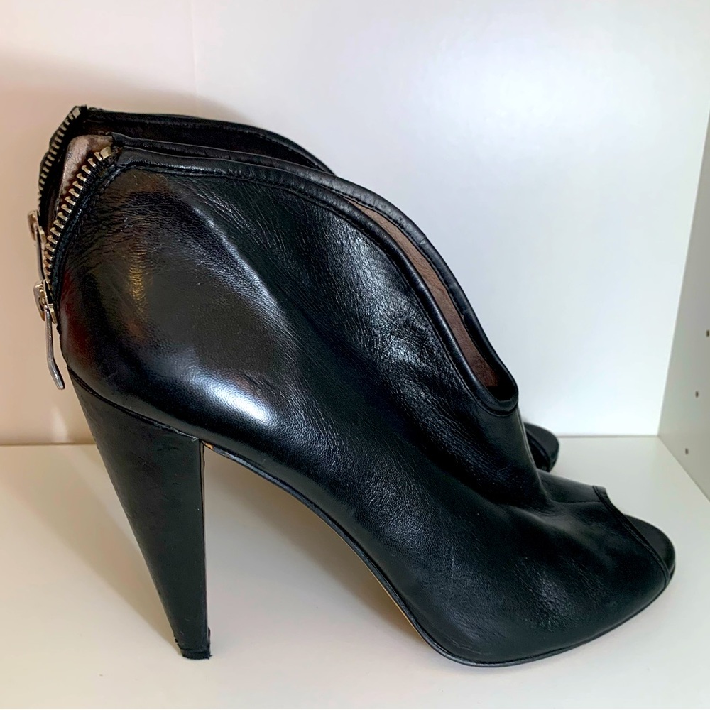 SEXY leather black ankle booties!! 🖤 Size 10B/40